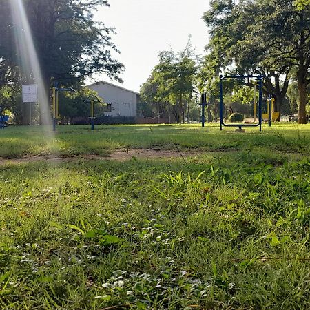 Tsumeb Theater Guesthouse Bagian luar foto