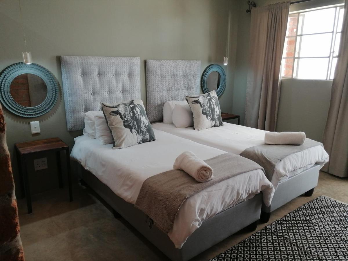 Tsumeb Theater Guesthouse Bagian luar foto