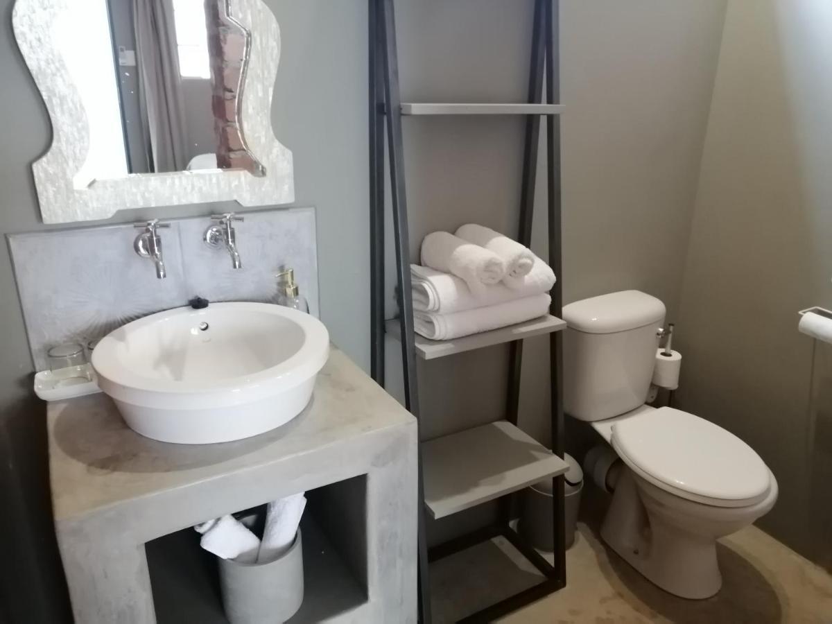 Tsumeb Theater Guesthouse Bagian luar foto