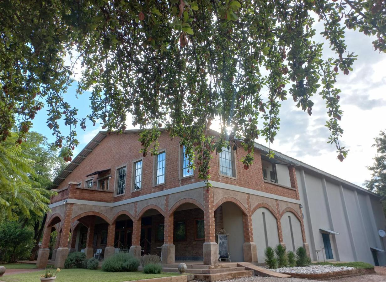 Tsumeb Theater Guesthouse Bagian luar foto