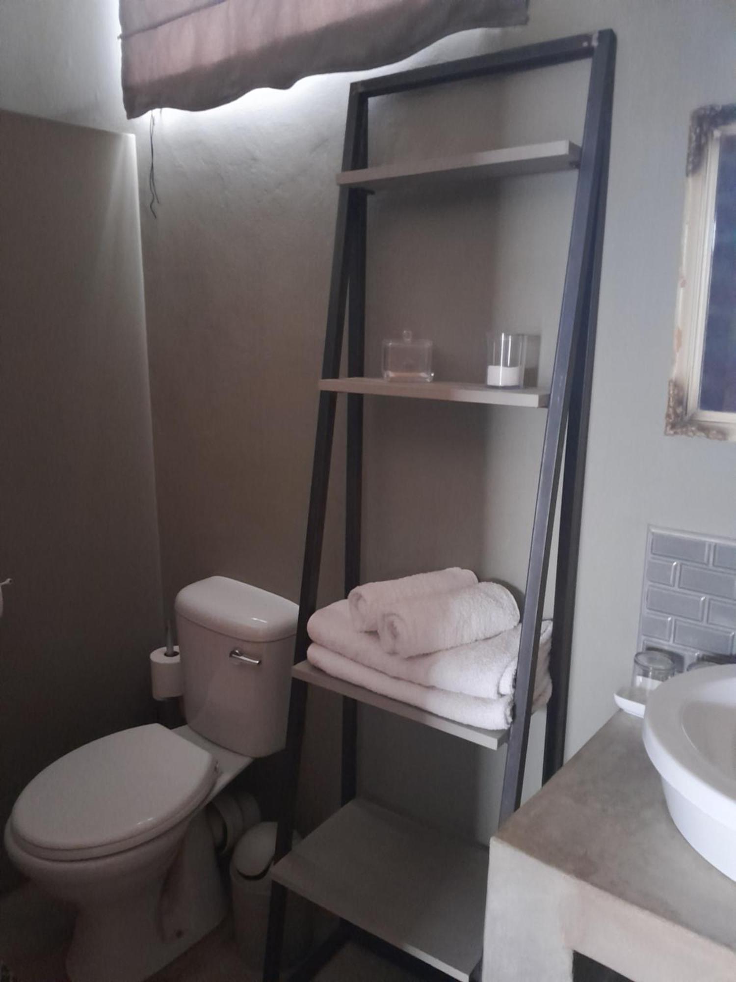 Tsumeb Theater Guesthouse Bagian luar foto
