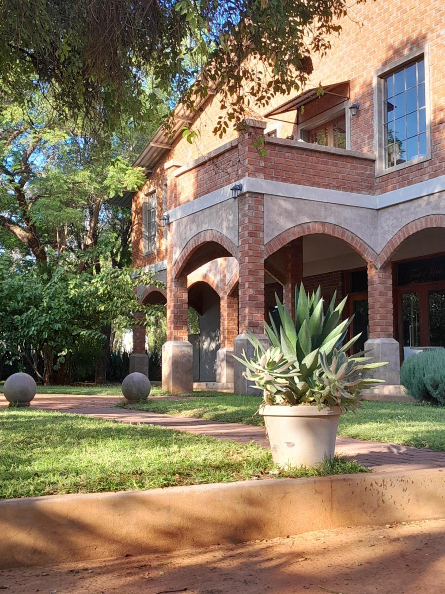 Tsumeb Theater Guesthouse Bagian luar foto