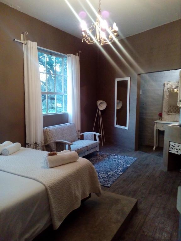 Tsumeb Theater Guesthouse Bagian luar foto
