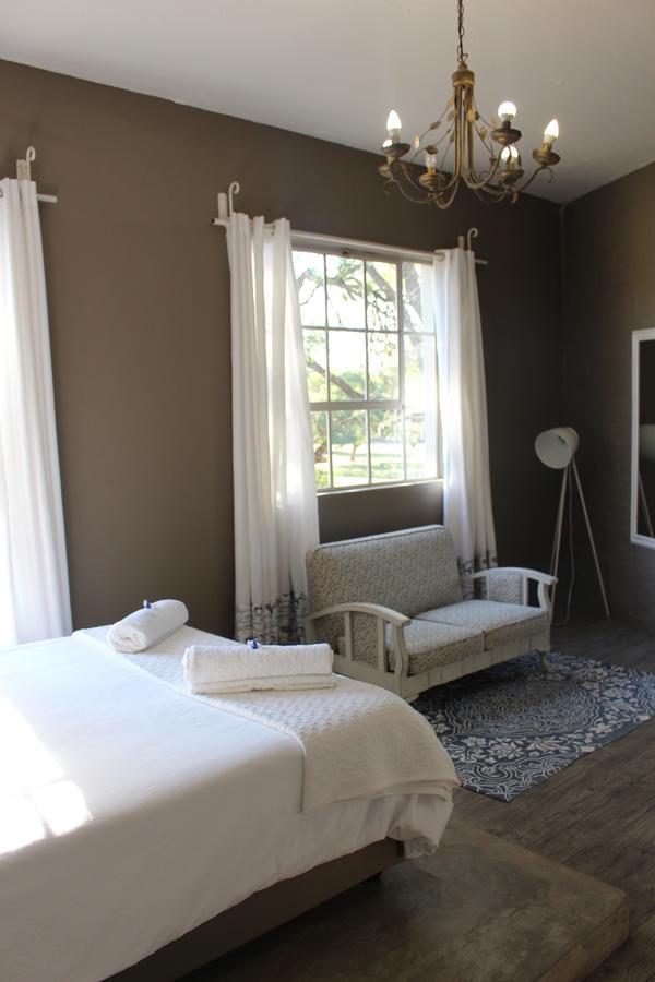 Tsumeb Theater Guesthouse Bagian luar foto