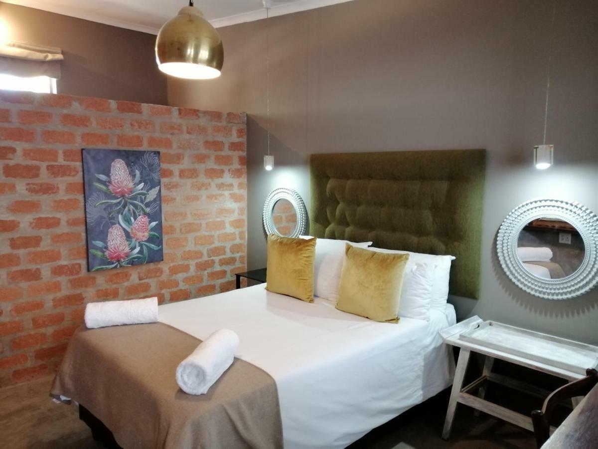 Tsumeb Theater Guesthouse Bagian luar foto