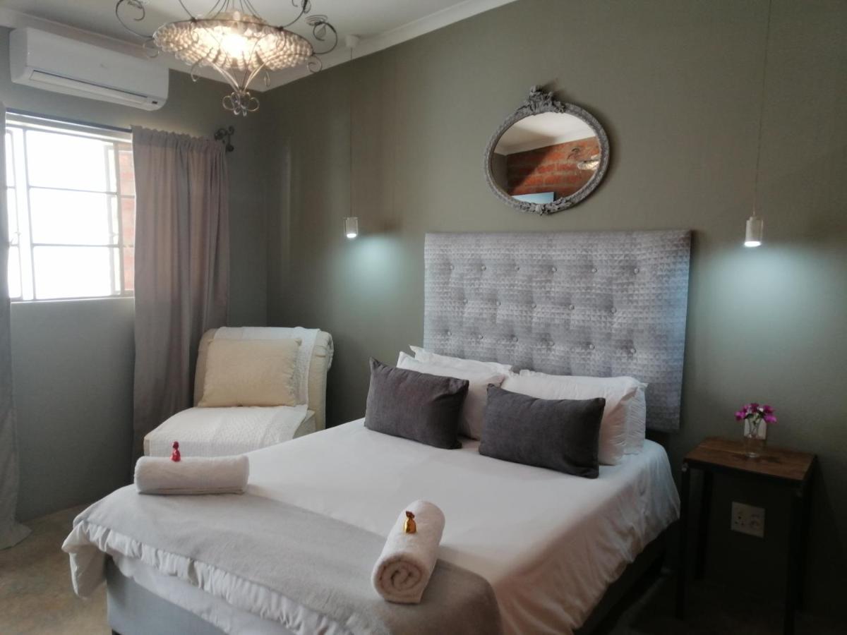 Tsumeb Theater Guesthouse Bagian luar foto