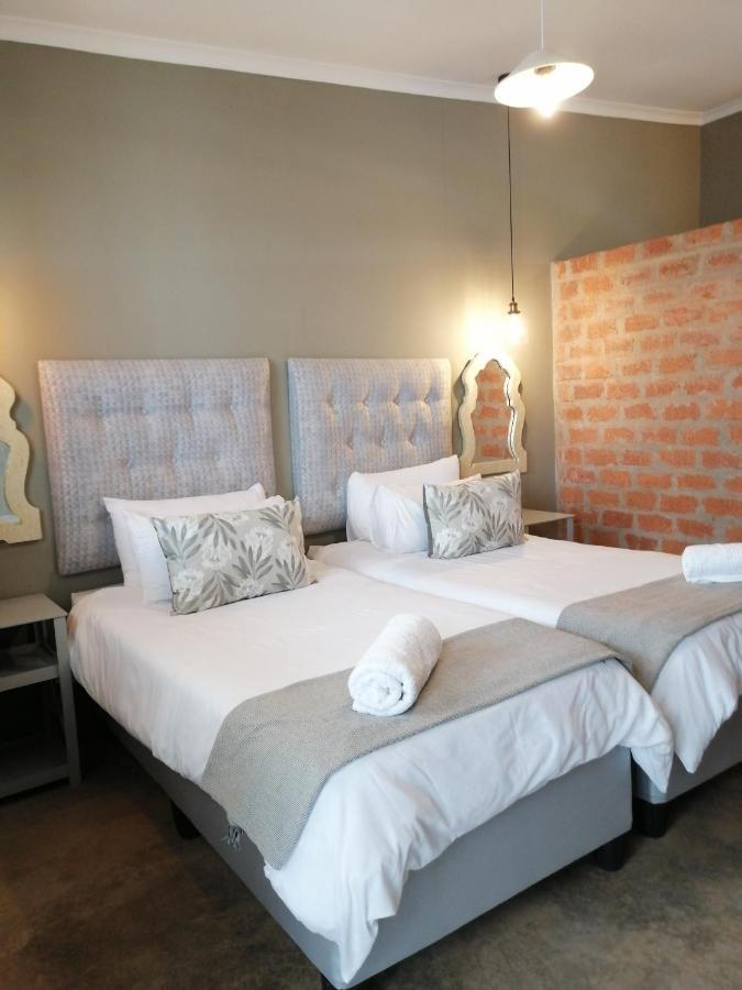 Tsumeb Theater Guesthouse Bagian luar foto