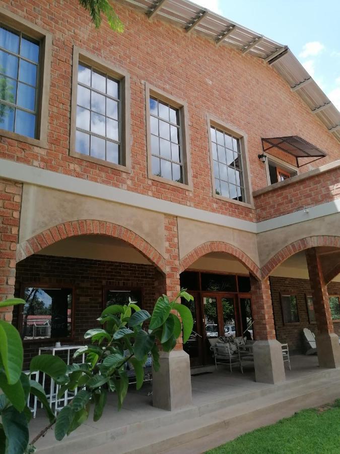 Tsumeb Theater Guesthouse Bagian luar foto