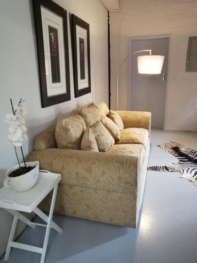 Tsumeb Theater Guesthouse Bagian luar foto